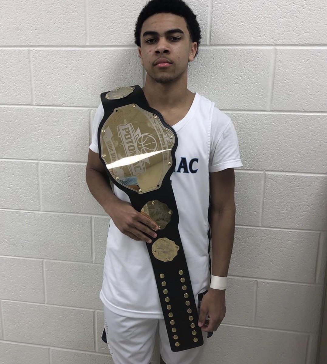 PotomacBlue's tweet image. Let’s take a moment to lift those ✌🏾 high, look to the sky, and send a heartfelt Happy Heavenly 23rd Birthday to Kyle.

#WeGotYouKH✌🏾 #BlueBlood #Family #LongLiveKH #KH11