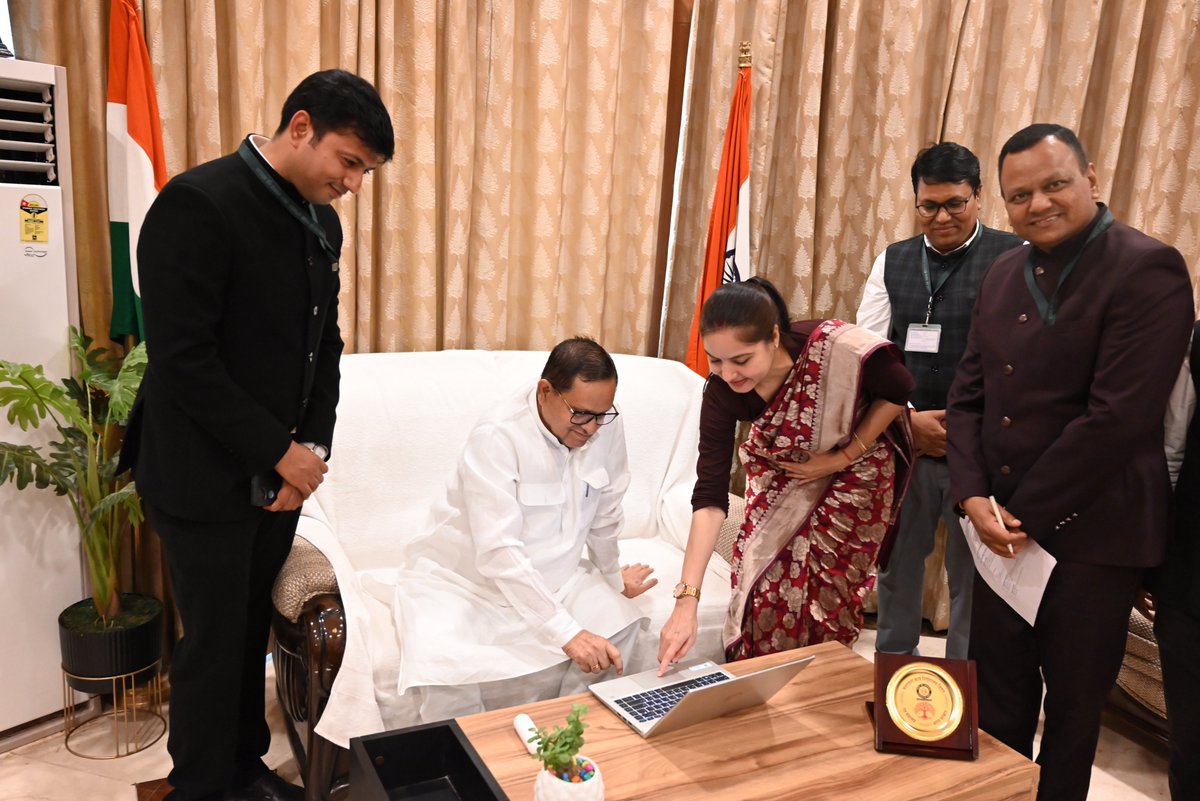 #Census2027 के अंतर्गत बिहार में स्व-गणना के प्रथम दिवस पर बिहार विधान परिषद के माननीय सभापति श्री अवधेश नारायण सिंह ने SE Portal के माध्यम से स्वयं पंजीकरण कर अपनी जानकारी दर्ज की। उनकी यह पहल नागरिकों को इस महत्त्वपूर्ण राष्ट्रीय अभियान में सक्रिय भागीदारी हेतु प्रेरित करती है।