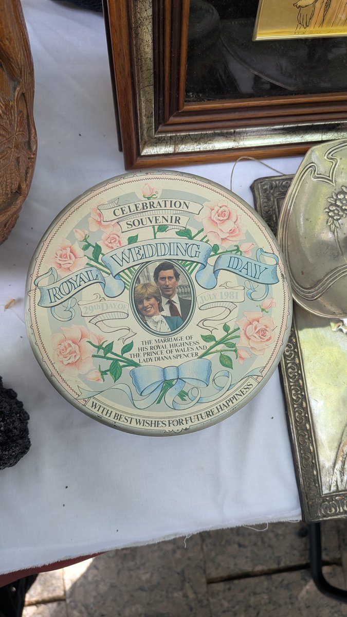 dioss no sé por qué no me he comprado esta preciosidad en el mercado de las antigüedades ahora me arrepiento