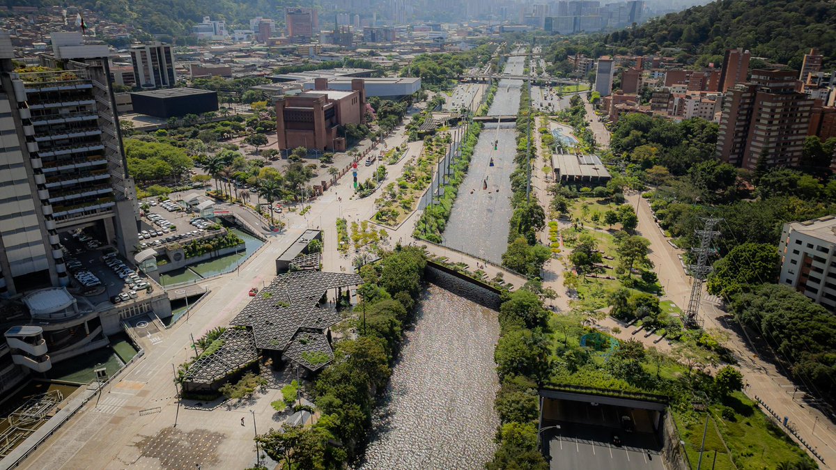 FicoGutierrez's tweet photo. Hoy Medellín cumple 200 años como capital de Antioquia😍. 

Y más que una fecha, es la historia de su gente. De quienes han trabajado toda la vida por esta ciudad, de quienes llegan con sueños y de quienes nunca se han ido, construyéndola todos los días. Medellín es de ustedes.

Celebramos con orgullo lo que somos y renovamos el compromiso de seguir abriendo oportunidades y cuidando esta ciudad que tanto queremos.

Juntos, seguimos llevando a Medellín a otro nivel💥.