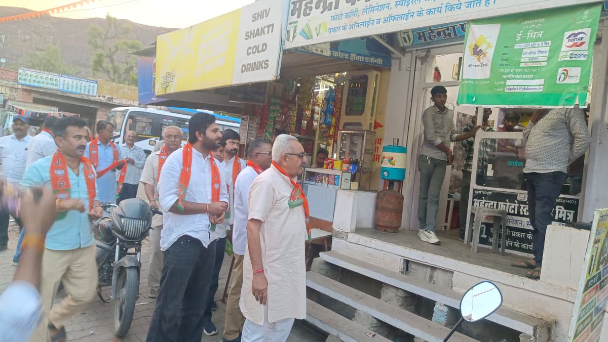 BJP4Rajasthan's tweet photo. सिवाना विधानसभा के पादरू मंडल एवं सिवाना मंडल में माननीय प्रधानमंत्री श्री @narendramodi जी की 21 अप्रैल को प्रस्तावित जनसभा के संदर्भ में पीले चावल देकर अधिक से अधिक संख्या में सभा में पहुंचने का निमंत्रण दिया गया।

इस दौरान सिवाना विधायक श्री हमीर सिंह भायल, विधानसभा प्रभारी श्री सोहन शर्मा, महामंत्री श्री वीर सिंह, जिला प्रवक्ता श्री सोहन सिंह, सिवाना मंडल अध्यक्ष श्री जगदीश पुरोहित, पादरू मंडल अध्यक्ष श्री मिश्राराम सहित अनेक कार्यकर्ता उपस्थित रहे।