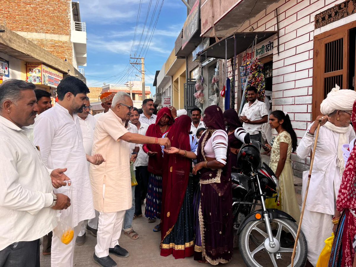 BJP4Rajasthan's tweet photo. सिवाना विधानसभा के पादरू मंडल एवं सिवाना मंडल में माननीय प्रधानमंत्री श्री @narendramodi जी की 21 अप्रैल को प्रस्तावित जनसभा के संदर्भ में पीले चावल देकर अधिक से अधिक संख्या में सभा में पहुंचने का निमंत्रण दिया गया।

इस दौरान सिवाना विधायक श्री हमीर सिंह भायल, विधानसभा प्रभारी श्री सोहन शर्मा, महामंत्री श्री वीर सिंह, जिला प्रवक्ता श्री सोहन सिंह, सिवाना मंडल अध्यक्ष श्री जगदीश पुरोहित, पादरू मंडल अध्यक्ष श्री मिश्राराम सहित अनेक कार्यकर्ता उपस्थित रहे।