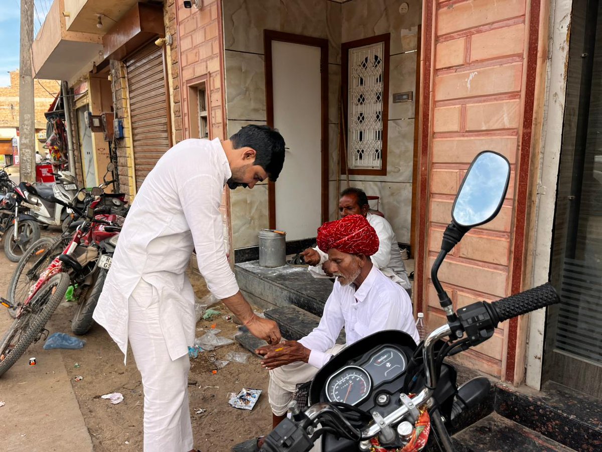 BJP4Rajasthan's tweet photo. सिवाना विधानसभा के पादरू मंडल एवं सिवाना मंडल में माननीय प्रधानमंत्री श्री @narendramodi जी की 21 अप्रैल को प्रस्तावित जनसभा के संदर्भ में पीले चावल देकर अधिक से अधिक संख्या में सभा में पहुंचने का निमंत्रण दिया गया।

इस दौरान सिवाना विधायक श्री हमीर सिंह भायल, विधानसभा प्रभारी श्री सोहन शर्मा, महामंत्री श्री वीर सिंह, जिला प्रवक्ता श्री सोहन सिंह, सिवाना मंडल अध्यक्ष श्री जगदीश पुरोहित, पादरू मंडल अध्यक्ष श्री मिश्राराम सहित अनेक कार्यकर्ता उपस्थित रहे।