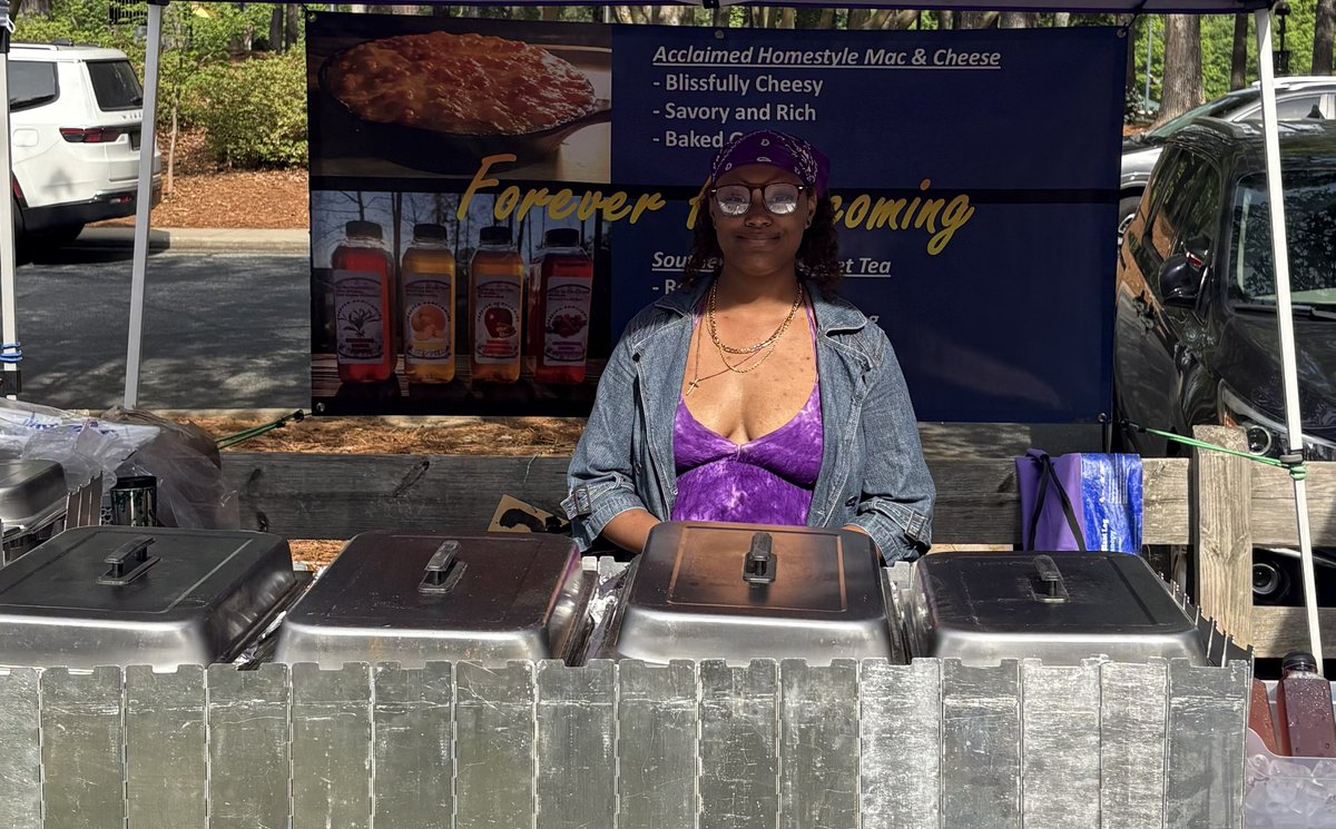 4EverHomecoming's tweet photo. Food on deck! Pastelillos, Indian Butter Chicken, Curry Chicken, Mac &amp; Cheese, Collard Greens, and our amazing Sweet Teas. Come early, leave fulfilled. #ForeverHomecoming #Atl #Foodie #SmallBusiness 

Dunwoody Market 
4770 N Peachtree Road 
Dunwoody, GA 30338 
9-12PM https://t.co/VSqp5ANBpU
