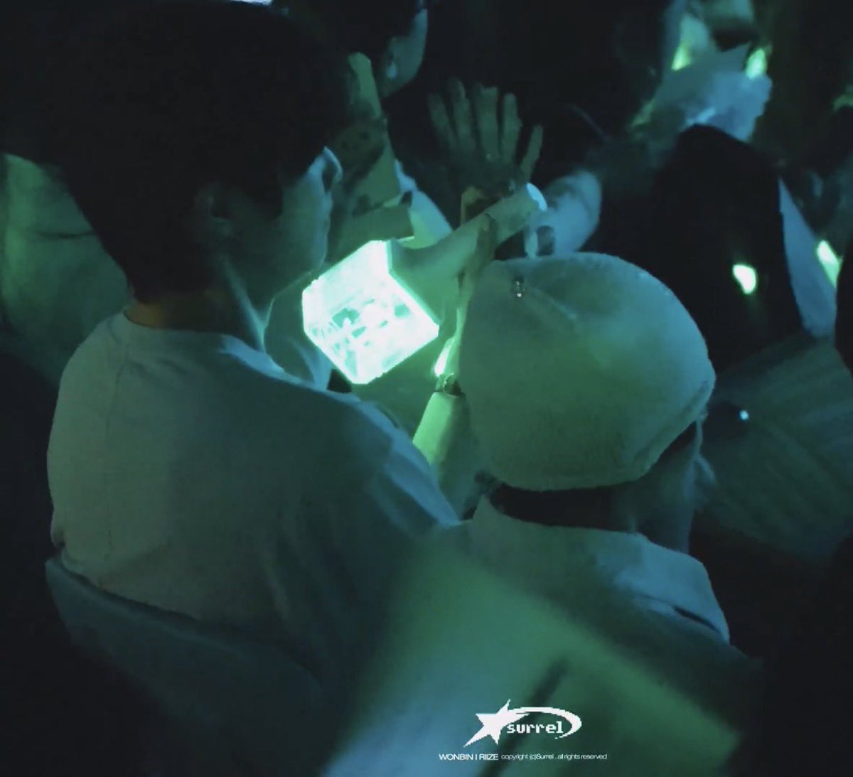 nggak ada yang peduli ah kalo perbedaan mereka 20 KG dan 9 CM. emangnya kenapa kalo selisih badan mereka 20 KG? terus tinggi badannya beda 9 CM? maksudnya kayak yaudah semua orang juga uda tau kalo syongnen beda berat badannya sampe 20 KG terus kalo berdiri barengan pasti