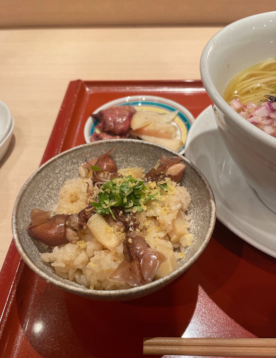 麦と麺助さん

☻土曜夜の特別営業☻
◆天然明石鯛の潮そば(富山県産ホタルイカと自家製カラスミ土鍋ご飯付)
◆数量限定 高坂鶏の白肝

大阪行くと必ず行くコチラの土夜特別営業に見事当選🎉
桜鯛の旨味たっぷり潮スープは豪華なTPに引けを取らないとても美味しいものでした🍜
美味に感謝🐟

#麦と麺助