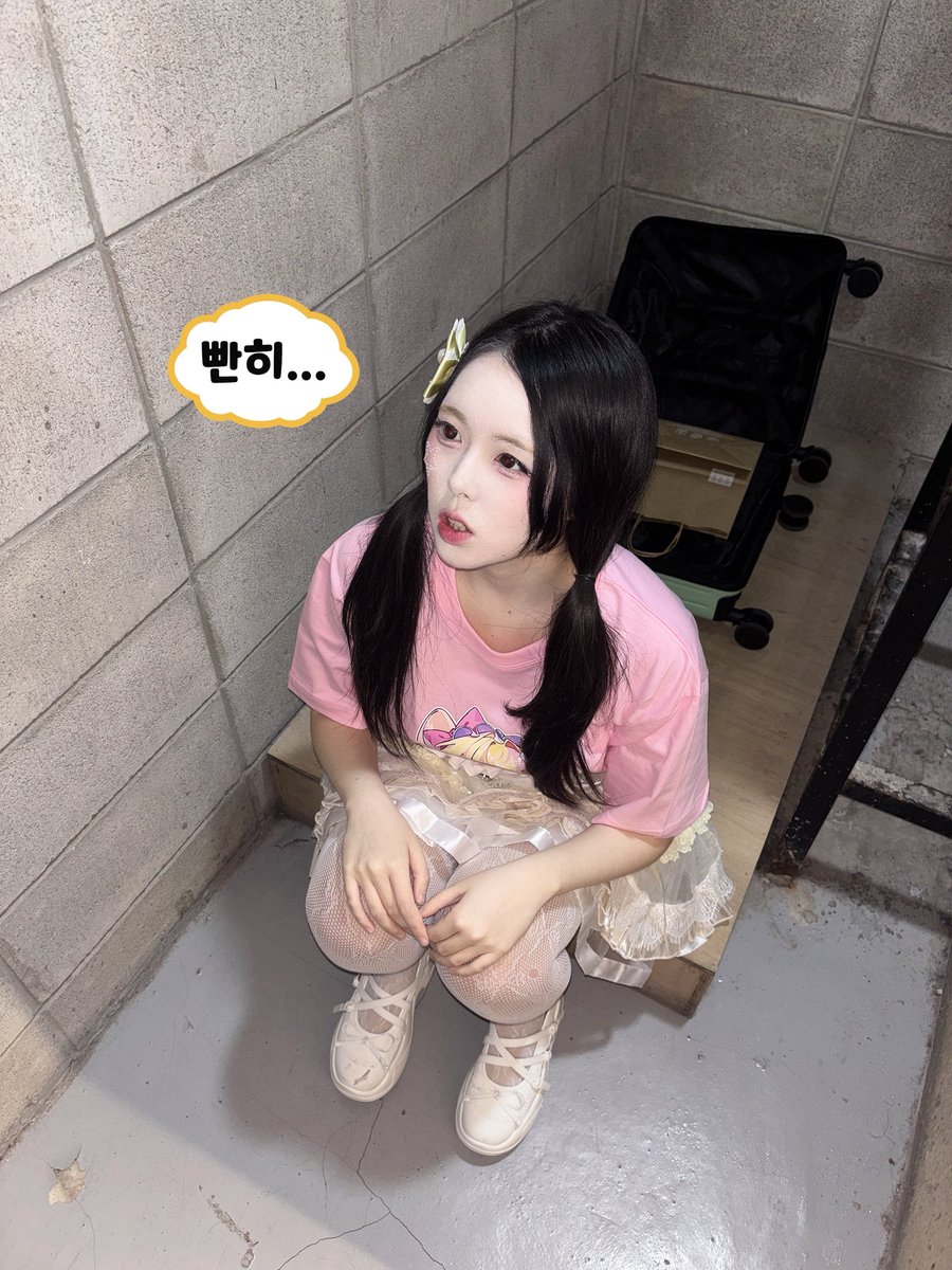 여러분아
20분 뒤 데뷔 700일인데요오
선물로 400팔로워 되고 시퍼요오,,,👉👈
안댈까요,,,?🥺