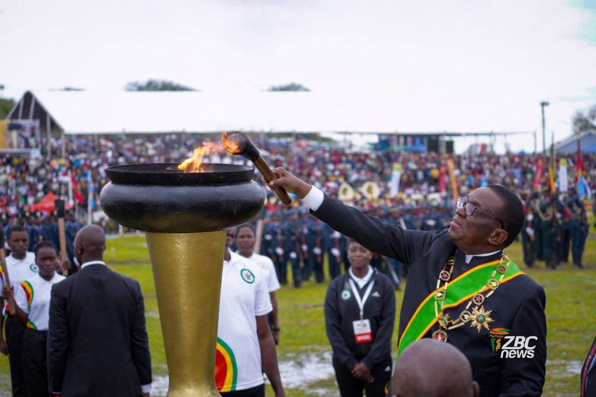 ZimCricketv's tweet image. Zimbabwe Test and ODI captain Richard Ngarava presents the flame to President Dr Emmerson Mnangagwa at this year’s Independence celebrations in Maphisa.

📷 @ZBCNewsonline 
 
 #IndependenceDay | #ZimAt46