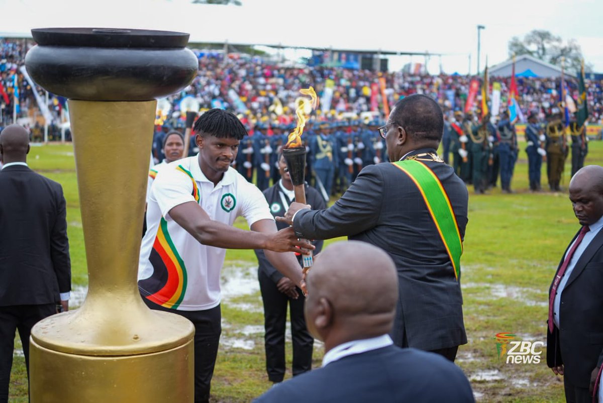 ZimCricketv's tweet image. Zimbabwe Test and ODI captain Richard Ngarava presents the flame to President Dr Emmerson Mnangagwa at this year’s Independence celebrations in Maphisa.

📷 @ZBCNewsonline 
 
 #IndependenceDay | #ZimAt46