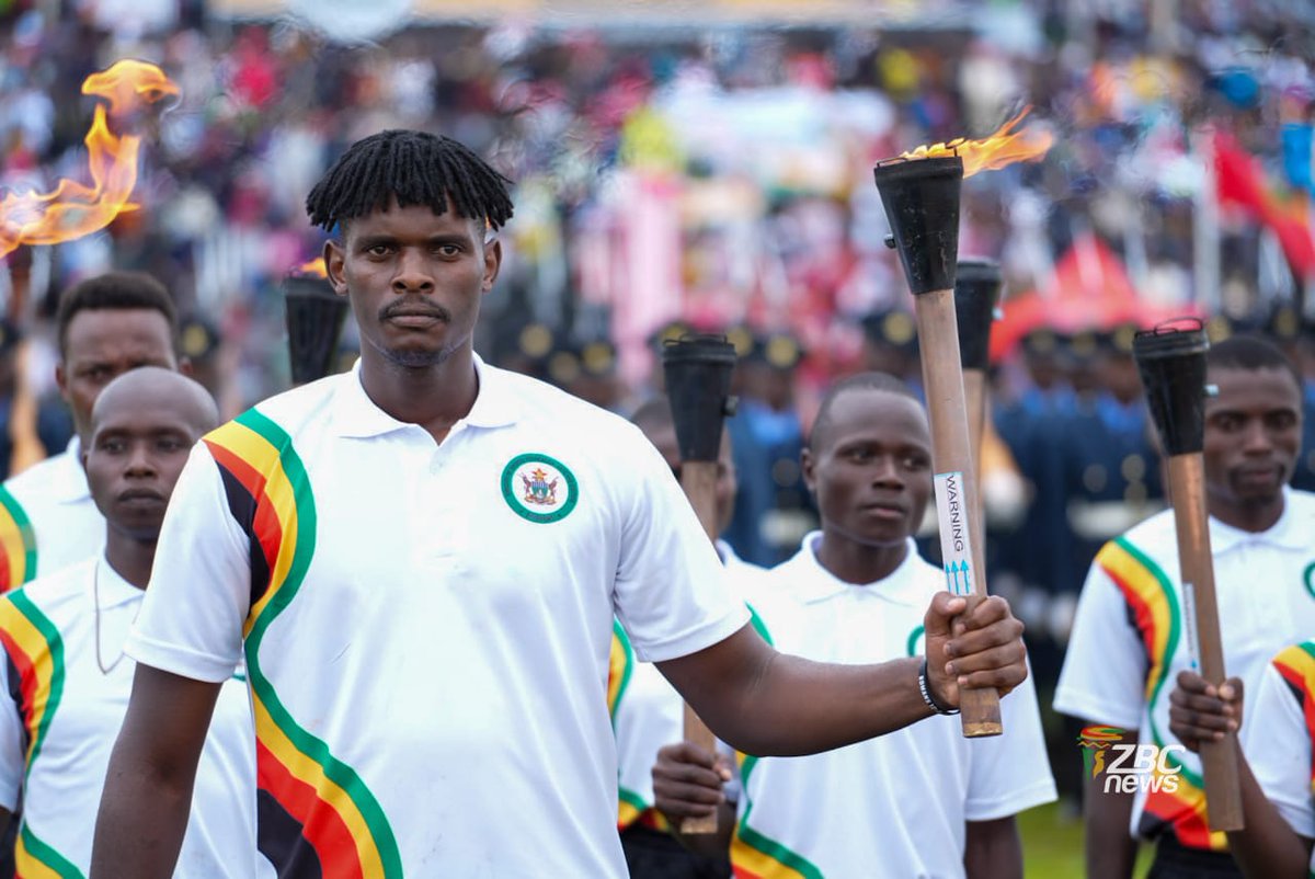 ZimCricketv's tweet image. Zimbabwe Test and ODI captain Richard Ngarava presents the flame to President Dr Emmerson Mnangagwa at this year’s Independence celebrations in Maphisa.

📷 @ZBCNewsonline 
 
 #IndependenceDay | #ZimAt46