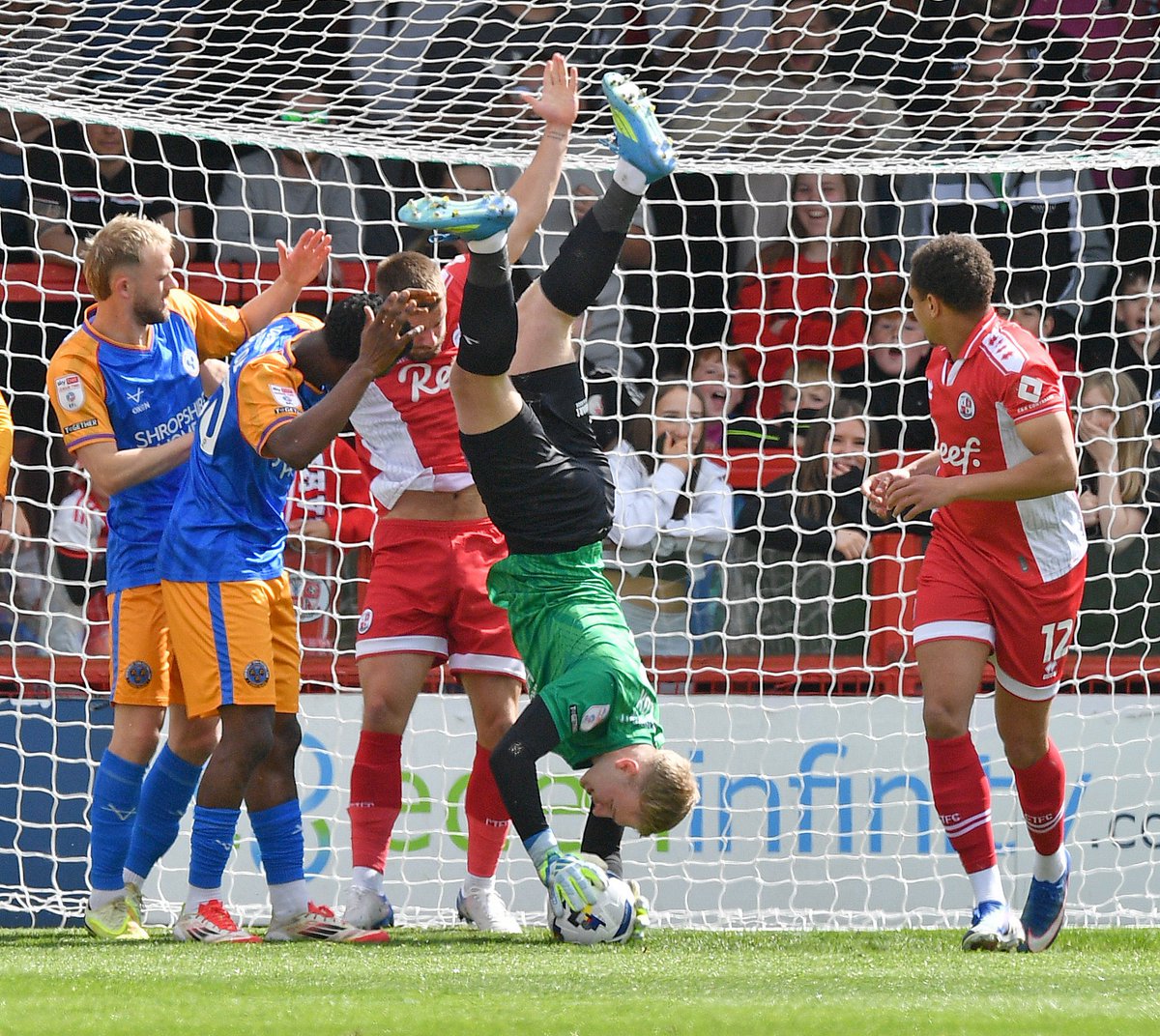 lukew_powell's tweet image. #Salop 

Upside down! Matt Cox has made some important saves in this game for Shrewsbury Town so far.

Picture: @ShropshireStar 📸 Tim Thursfield
