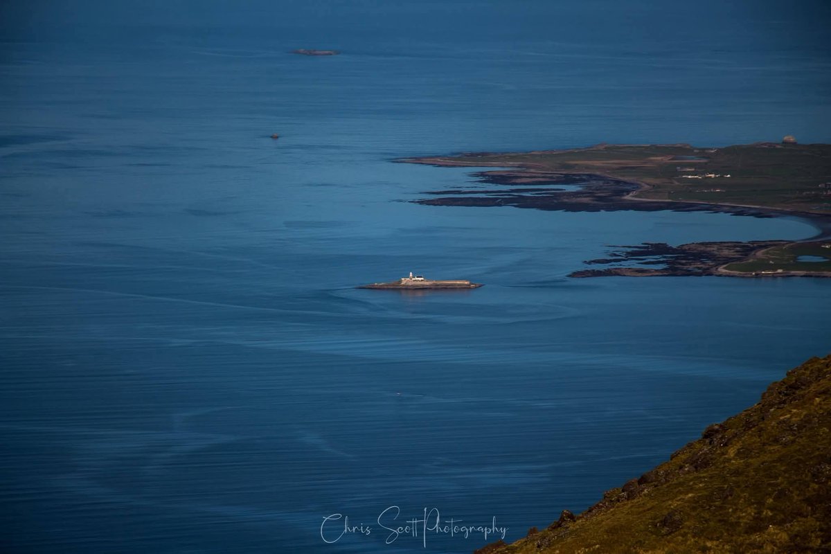 ThisIsIreland3's tweet image. 📍The slopes of Cahernconree mountains in County Kerry, Ireland 🇮🇪

You can see Fenit lighthouse in Tralee bay. On days like this it's amazing the distances you can see 🏞️⛰️

📸 Christopher Scott

#Kerry #Ireland #Tralee #Fenit #Cahernconree #Views #Mountains