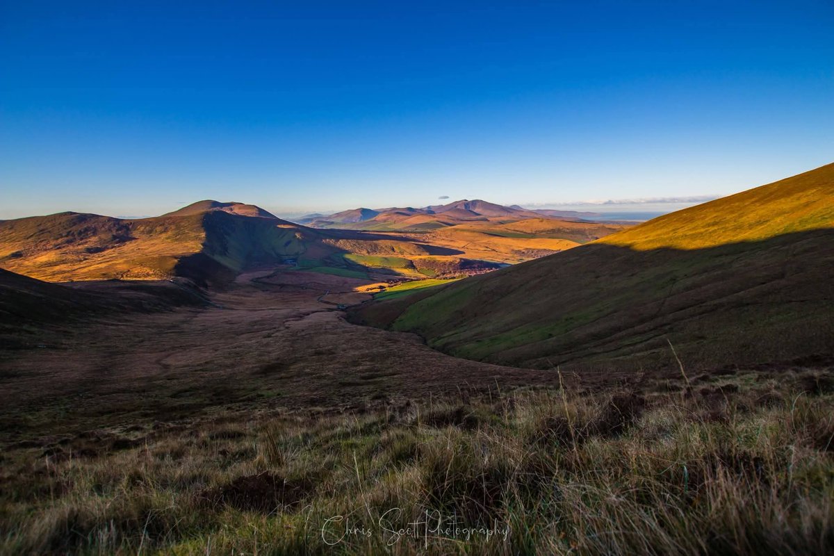 ThisIsIreland3's tweet image. 📍The slopes of Cahernconree mountains in County Kerry, Ireland 🇮🇪

You can see Fenit lighthouse in Tralee bay. On days like this it's amazing the distances you can see 🏞️⛰️

📸 Christopher Scott

#Kerry #Ireland #Tralee #Fenit #Cahernconree #Views #Mountains