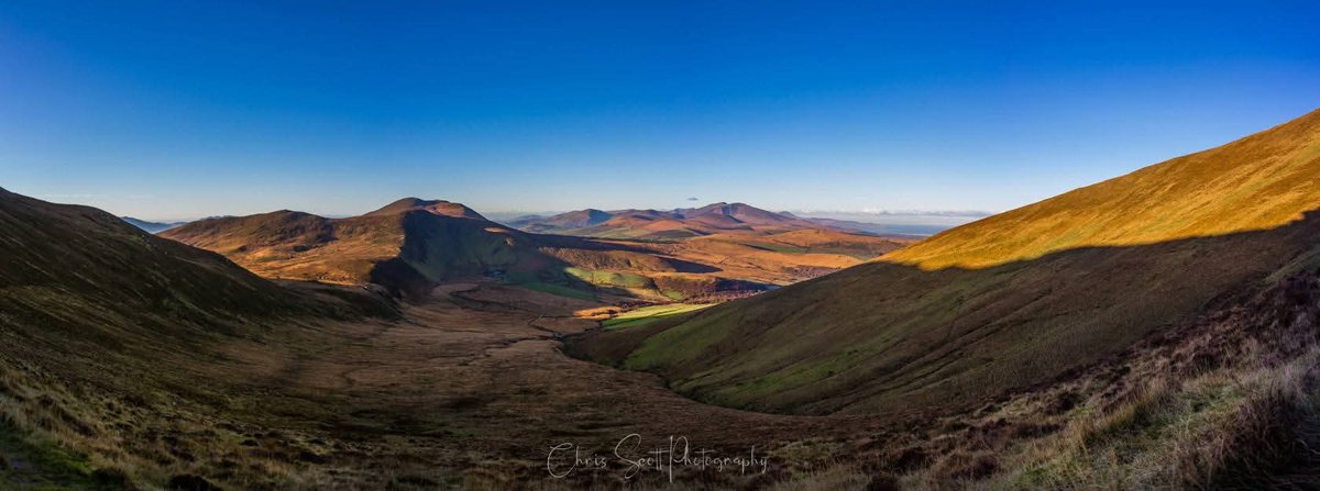 ThisIsIreland3's tweet image. 📍The slopes of Cahernconree mountains in County Kerry, Ireland 🇮🇪

You can see Fenit lighthouse in Tralee bay. On days like this it's amazing the distances you can see 🏞️⛰️

📸 Christopher Scott

#Kerry #Ireland #Tralee #Fenit #Cahernconree #Views #Mountains