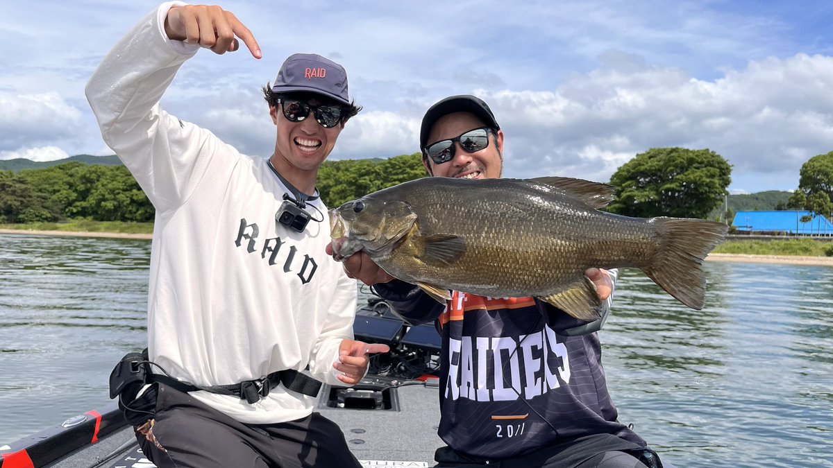 HANABASSTV's tweet photo. 明日は福島県猪苗代湖にてDREAM LAKE BANK TOURNAMENT が開催されます‼️参加���数も100人近いとのことで大盛り上がりな春のドリームレイク🔥
去年大好きになった猪苗代湖でどんな戦いが繰り広げられるか今から楽しみです！

ちなみに僕は本日真剣に釣りをした末に完全デコを喰らいました😄皆様の釣果や釣り方を実際にお会いして勉強させてもらえること楽しみにしております👋

#猪苗代湖 #バス釣り 
#レイドジャパン #スモールマウスバス 
#上州屋