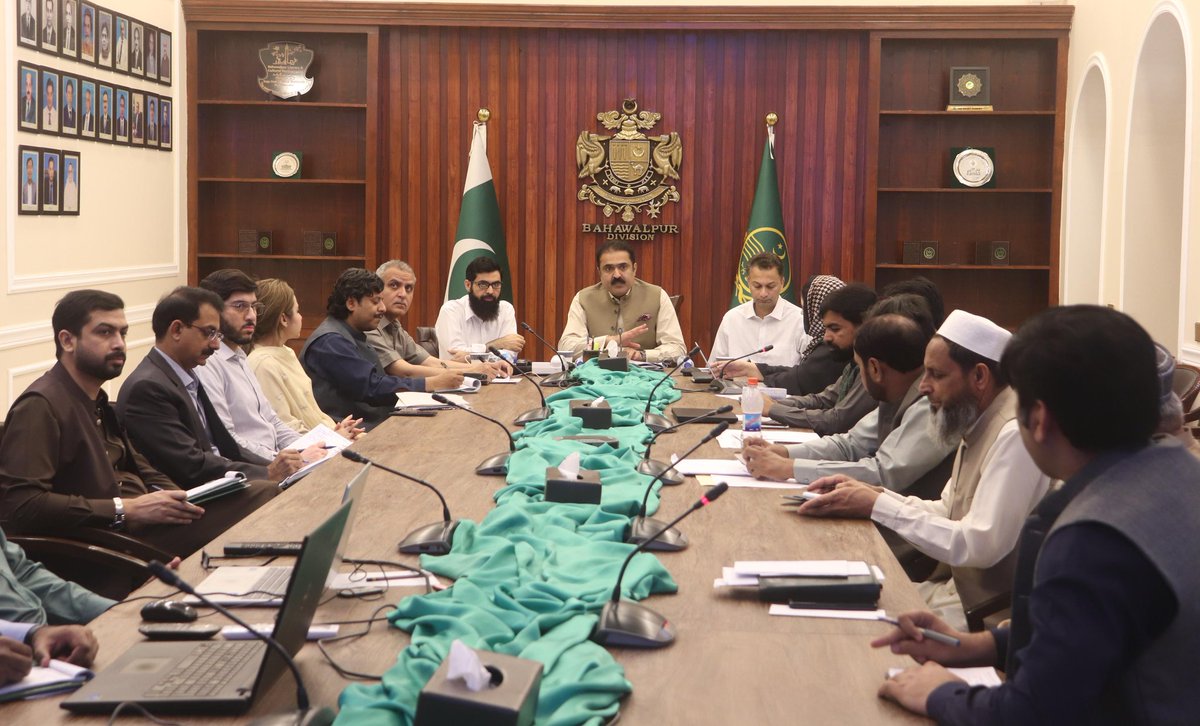 CommissionerBpr's tweet image. کمشنر بہاولپور ڈویژن عرفان علی کاٹھیا کی زیرِ صدارت پنجاب لینڈ ریکارڈ اتھارٹی کے تحت ڈیجیٹلائزیشن بارے جائزہ اجلاس منعقد ہوا۔ اجلاس میں ڈائریکٹر جنرل پنجاب لینڈ ریکارڈ اتھارٹی اکرام الحق نے شرکت کی۔ ڈیجیٹلائزیشن سے اراضی ریکارڈ سسٹم میں شفافیت آئی ہے، ریونیو ریکارڈ سے متعلق کیسز