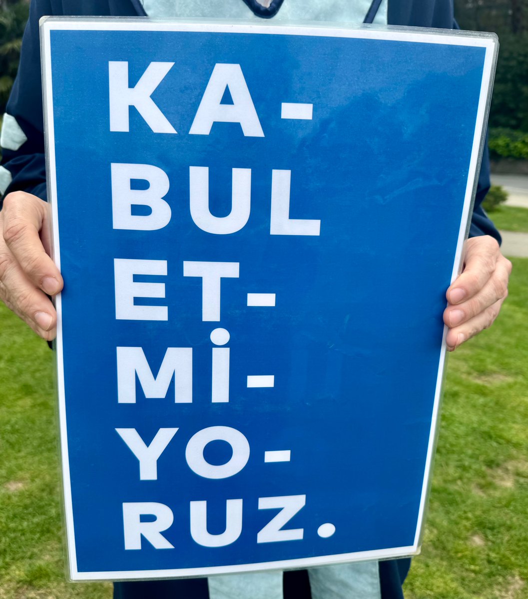 yunusunbabasi's tweet photo. @UniBogazici Boğaziçi Direnişi 6. yılında! 64. ay, 276. hafta, 1930. gün #KabulEtmiyoruzVazgeçmiyoruz!!! Haksız ve hukuksuz şekilde uzaklaştırıldığımız, girişimizin engellendiği kampüsümüzde, yüzlerce @UniBogazici akademisyenini temsilen 1301. nöbette olan meslektaşıma teşekkürler. https://t.co/pEi6Vou4ld