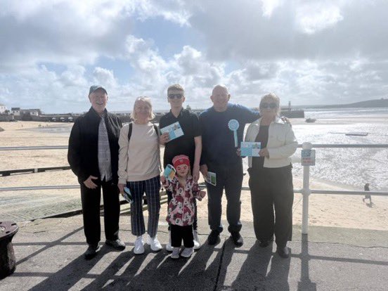 ReformDaily_'s tweet image. 🚪 Cllr Aaron Mays out in St Ives campaigning for Tony Bromley ahead of the St Ives Town Council by-election on April 30 🗳️

All hands on deck - with even one of Reform’s youngest campaigners getting involved…

#ReformUK #StIves #ByElection #TimeForReform [@AaronRedruth]