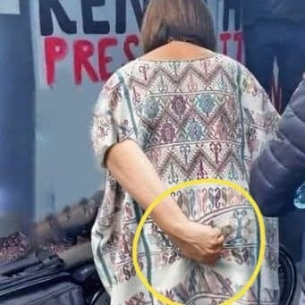JamesBond4T25's tweet photo. @XochitlGalvez va a desayunar tamales y atole, se le captó en #infraganti saliendo de su casa ‼️‼️‼️🫪🖕🏻 https://t.co/8wqE30SiZ5