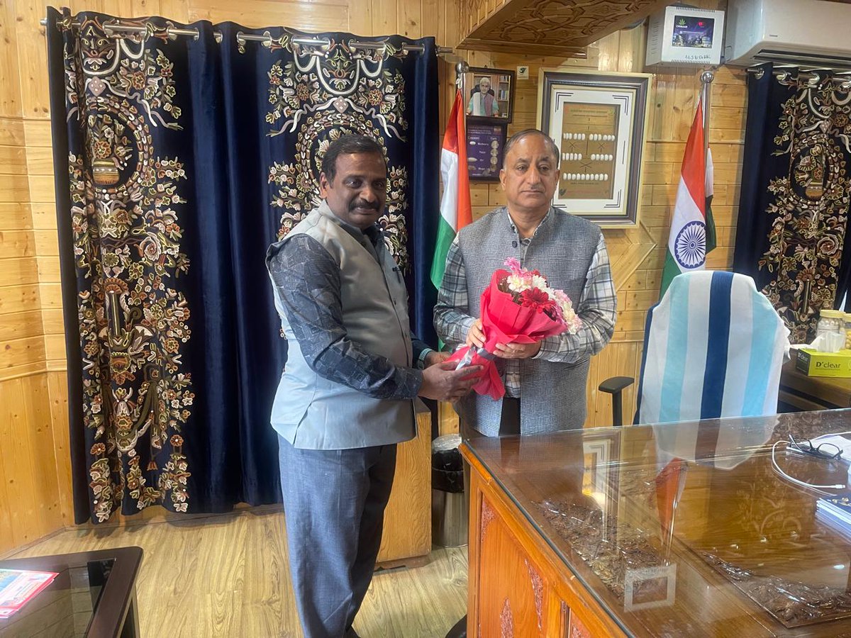 csrtipam's tweet photo. Director, CSB–CSR&amp;TI Pampore, Dr. N. Sakthivel visited @jksericulture &amp; was received by Director @AjazAhmadIAS. Both sides discussed strengthening sericulture in UT J&amp;K and assured close coordination. He also visited cold storage &amp; Silk Testing/SMOI Centre, Tulsibagh, Srinagar https://t.co/55RHbtauAu