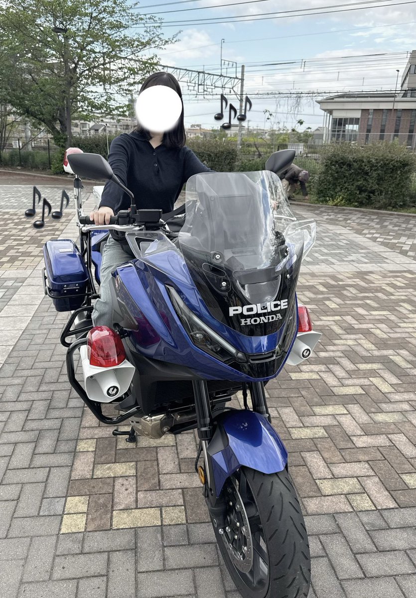 jpv3w's tweet photo. たまたまイベントで青バイが来てて写真撮らせてもらった🎶青もかっこいい🥺
バイク自体乗るの初めてやったから、思ったより目線が高くてびっくりした！千速さんすごいね🥺🥺🥺♡ https://t.co/w5RnEA2Iag