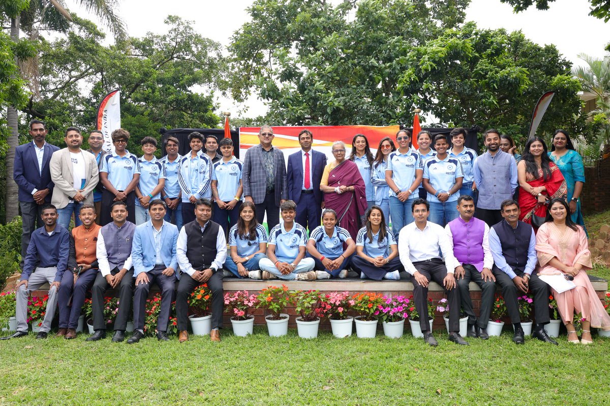 BCCIWomen's tweet image. 📸 The Consulate General of India, Durban, hosted #TeamIndia ahead of the 2nd T20I.

Captain Harmanpreet Kaur and Head Coach Amol Muzumdar presented a special signed jersey and a cap to Mr Niteen Subhash Yeola, Consul General of India in Durban.

@CGIDurban
