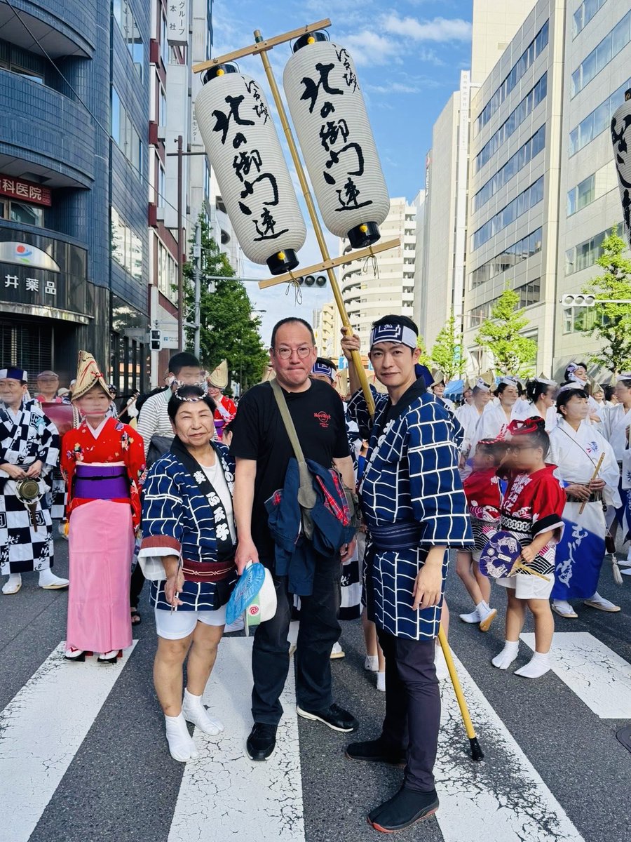 onoderaryo_'s tweet photo. 第二回神田阿波おどり！
神田駅東の大通りを13の連が練り歩きました。

千代田区から唯一参加の「北の御門連」で高張を務めさせていただきました。

クライマックスの総踊りは圧巻！ https://t.co/GWYZCZWSog