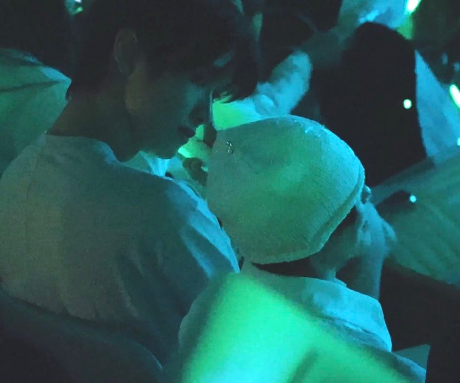 รูปนี้น่ารักมากจัง น้องดูคอนยิ้มแป้นอยู่ แล้วพี่ก็มองน้องอะ 😭🤲🏻♡ ชานเบ้บน่ารักมากๆๆๆ