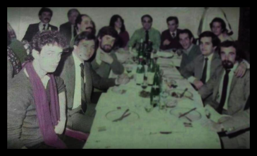 Gustavo Cerati trabajó como visitador médico en los laboratorios Boehringer. "Lo echaron cuando sus compañeros lo vieron tocando por televisión cuando había dado parte de enfermo".
.
En Algún tiempo atrás, de Sergio Marchi.

Foto: Cerati en una cena con visitadores médicos, 1983.