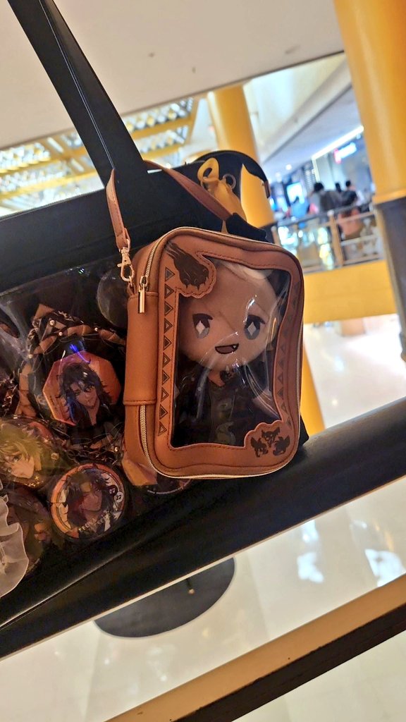 YukioChing711's tweet photo. #ツイステ #Ruggie_Birthday2026 
#ラギー・ブッチ の誕生日にマレーシアでコスプレイベントが開催されたので、ラギーにドーナツをご馳走した。ツイステのガチャを見つけたら、サバナクロー全員を手に入れた。 https://t.co/ilBAxsJtr5