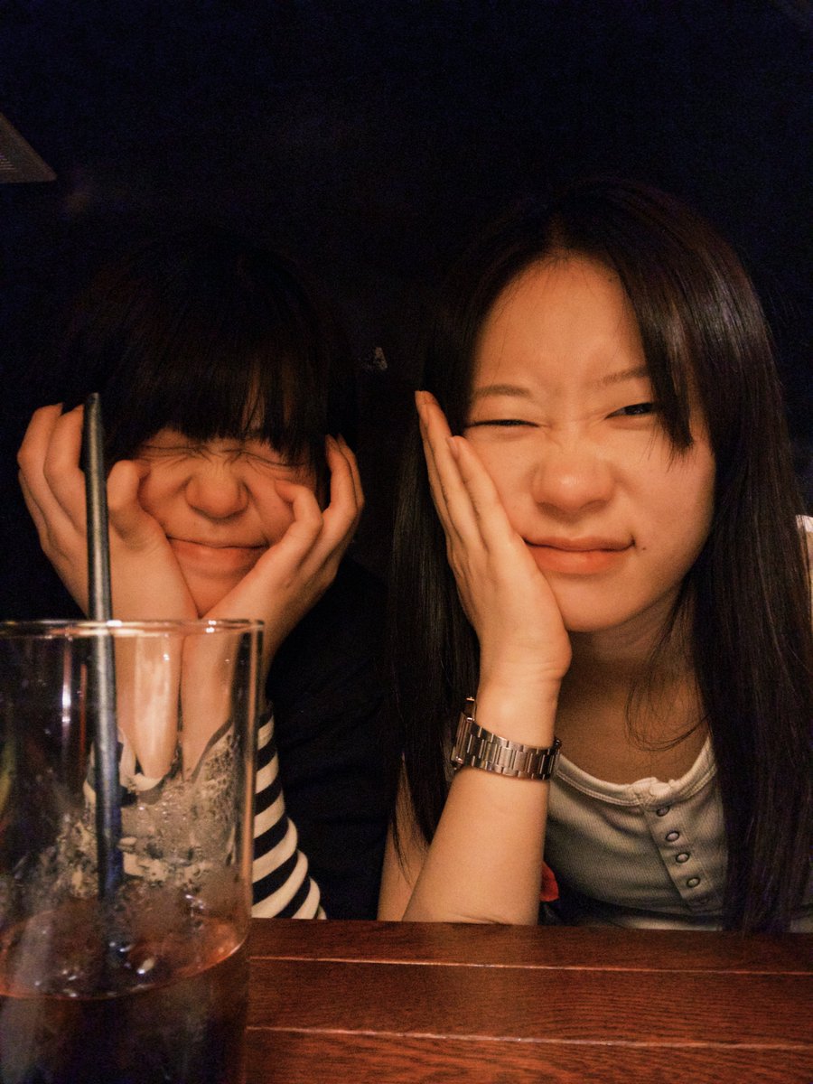 今日はお嬢と衣装探し！
色々見てみた結果、家の服の山を大捜索することにしました。
ってか、お嬢タグ付けできないじゃん😂
#ホネのズイ迄  #イルカボーイズ