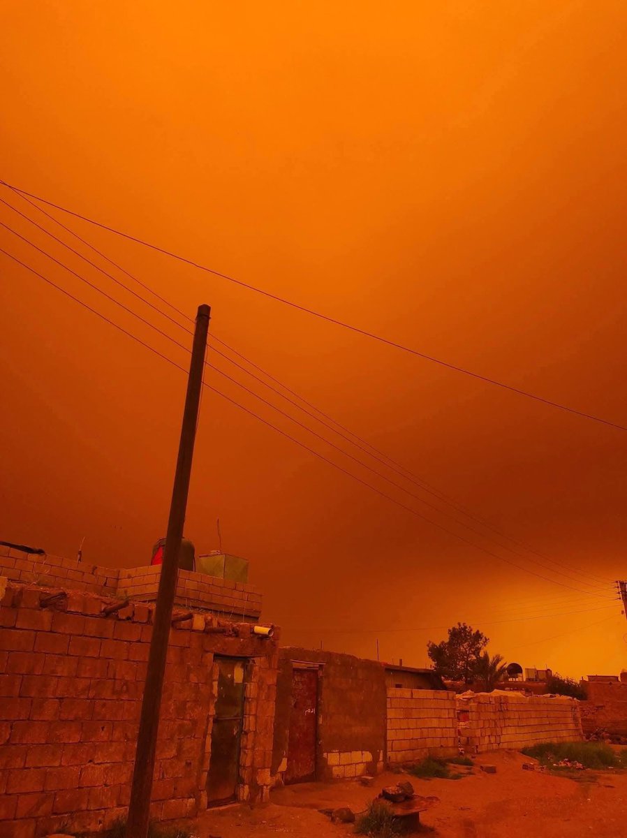 Arab_Storms's tweet image. سماء برتقالية خانقة تغطي أجواء الحسكة شمال شرق سوريا نتيجة عاصفة غبارية كثيفة، حيث أدت الرياح القوية إلى رفع الأتربة وتقليل مدى الرؤية بشكل كبير 🌪️🚨
18-4-2026
#Hasakah #Syria #DustStorm #Sandstorm #Weather #Climate