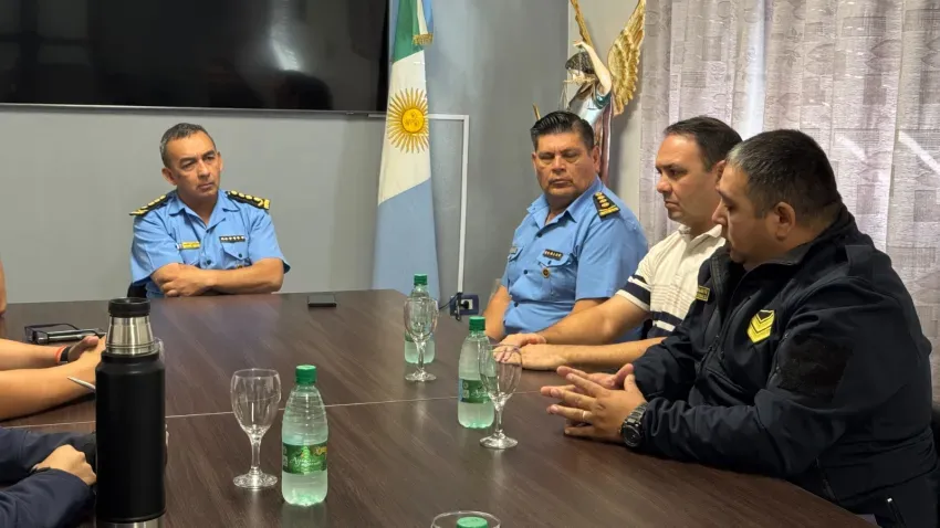 noticiero9ok's tweet image. 🔴#CHACO Frente a los mensajes intimidatorios contra escuelas, el Ejecutivo advirtió que difundirlos es delito

👉El ministro Hugo Matkovich encabezó un encuentro con la cúpula policial para definir la respuesta. Recordaron que este tipo de conductas está penada por los artículos