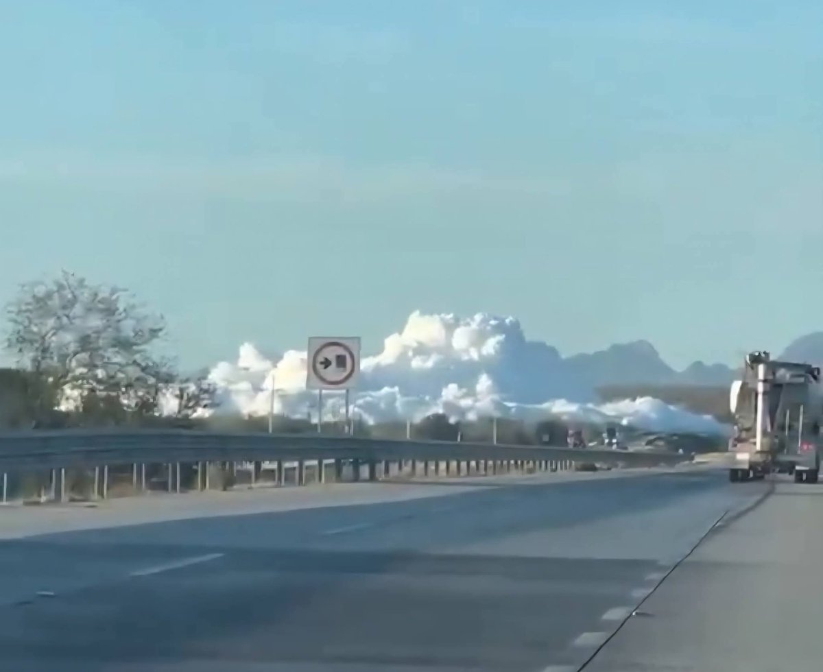 AguedaBarojas's tweet image. #Sonora Automovilistas se ponen a salvo luego de la fuga de amoniaco en el kilómetro 166 de la carretera Guaymas-Hermosillo.