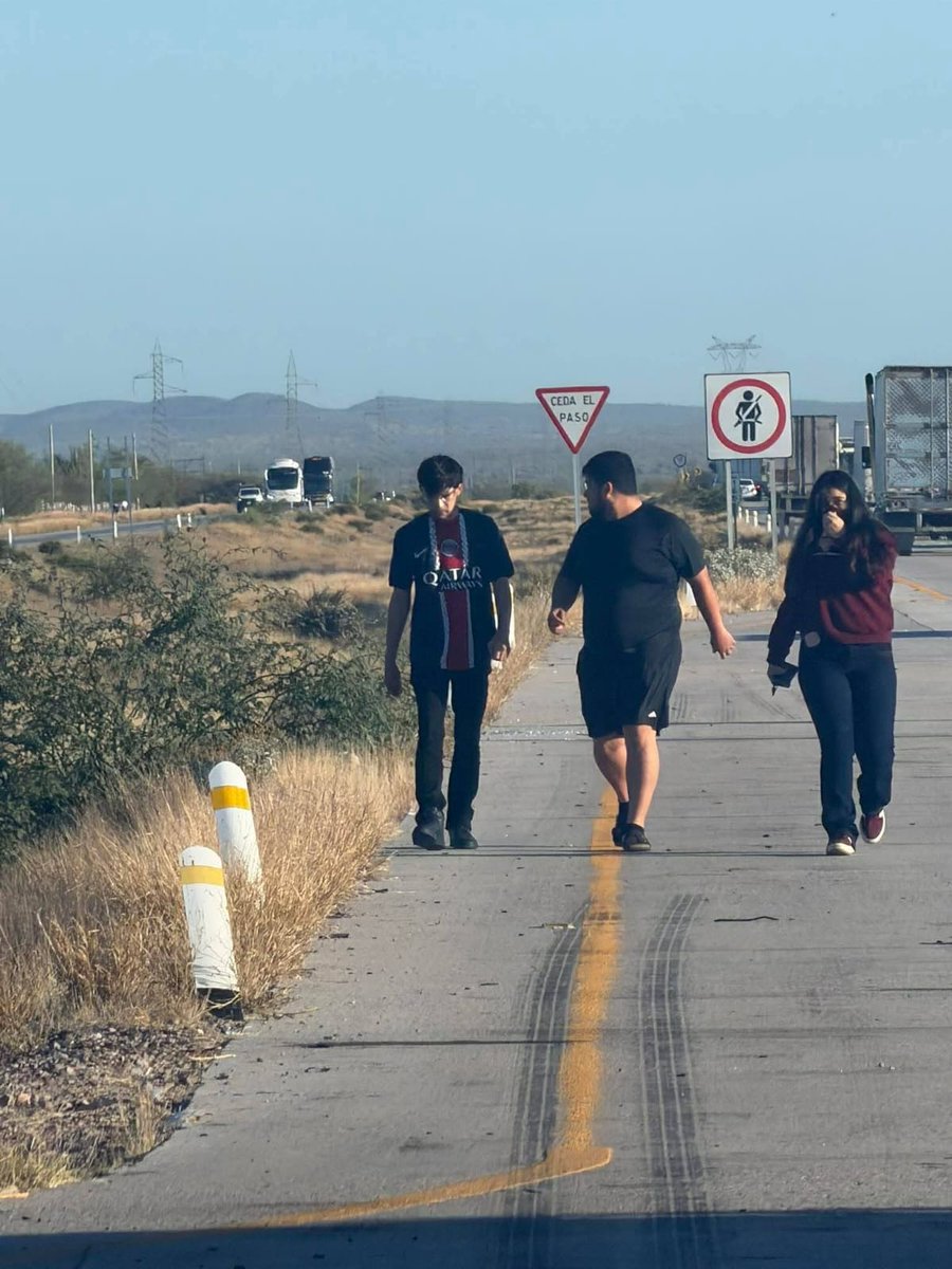 AguedaBarojas's tweet image. #Sonora Automovilistas se ponen a salvo luego de la fuga de amoniaco en el kilómetro 166 de la carretera Guaymas-Hermosillo.
