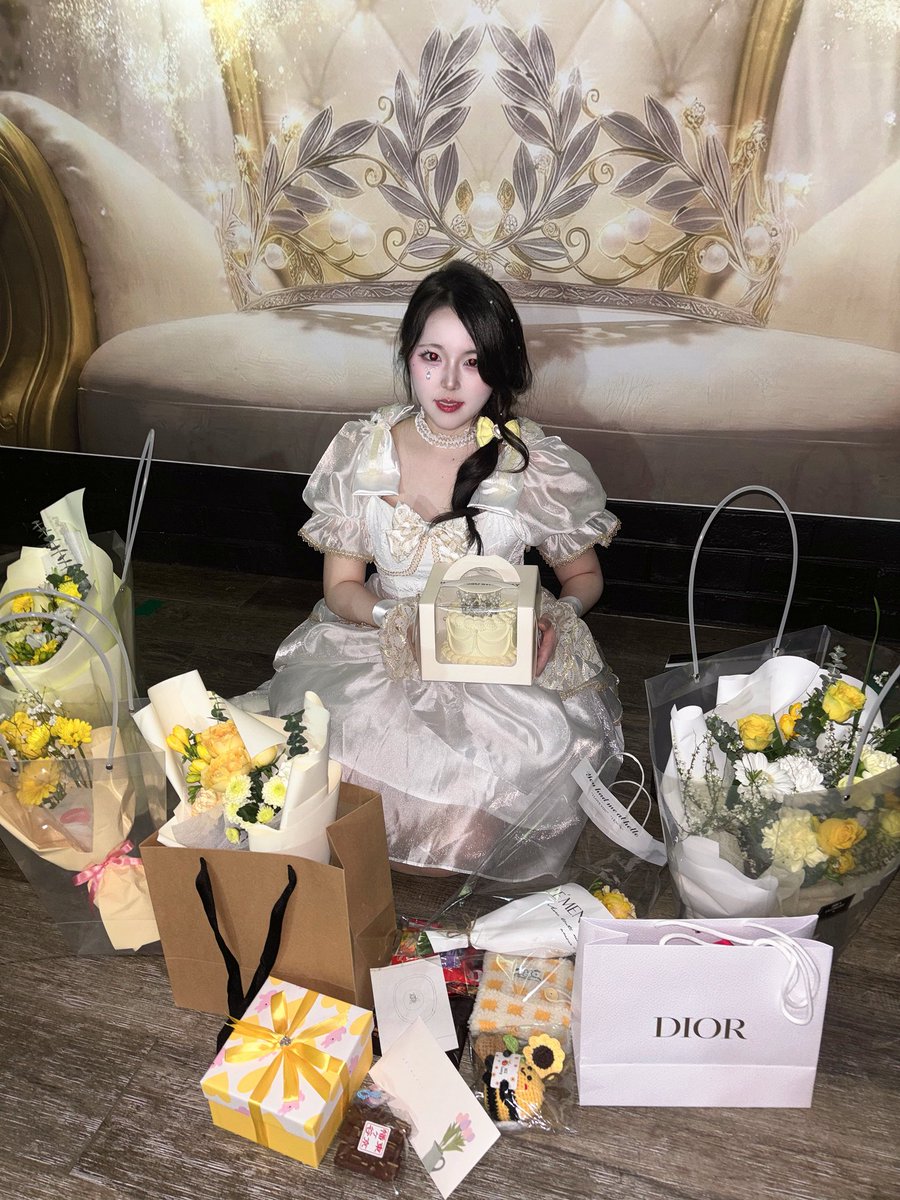 데뷔한지 700일 되었습니다🎉
곧 만 2년차 아이돌이 되네요,,, 껄껄
앞으로도 매 무대에 진심으로 임하며 감동이 있는 무대를 해나가는 아이돌이 되겠습니다!
700일동안 감사했고 앞으로도 잘 부탁드립니다🙇‍♀️💛