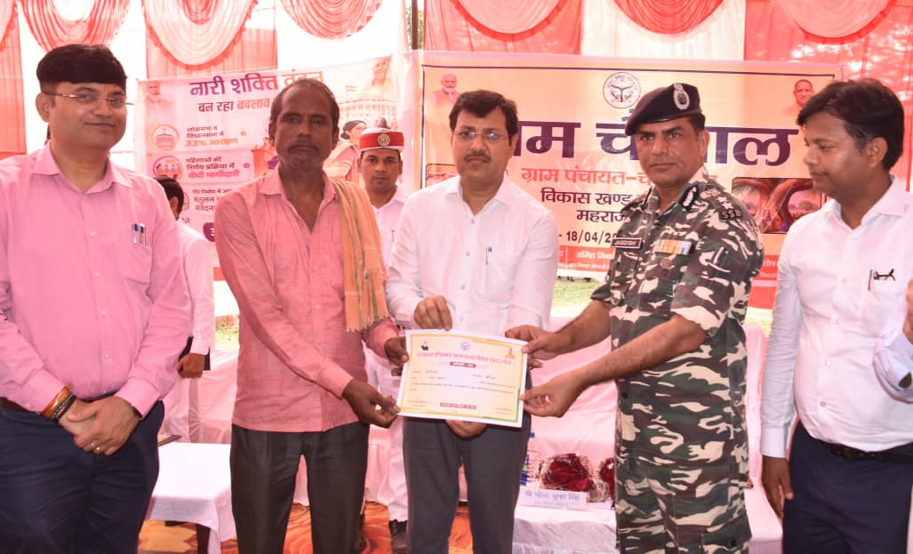 66BnSSB_INDIA's tweet image. 66वीं वाहिनी #SSB की सीमा चौकी चंडीथान में ग्राम चौपाल का आयोजन किया गया। कमांडेंट श्री जगदीश प्रसाद धाबाई, तथा मुख्य विकास अधिकारी,महाराजगंज की उपस्थिति में ग्रामीणों के साथ संवाद कर उनकी समस्याओं को सुना गया तथा साथ ही सरकारी योजनाओं के बारे में भी ग्रामीणों को अवगत कराया गया।