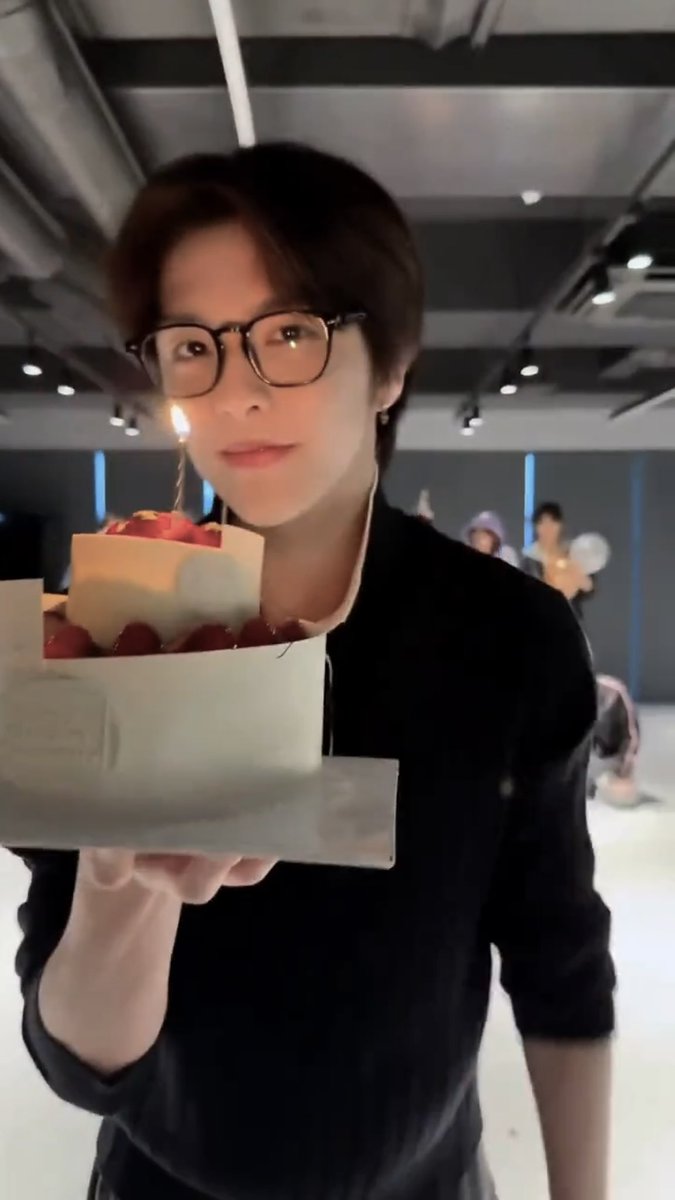 생일 축하해 송하야, 네 꿈이 꼭 이루어지길 바랄게. 
데뷔하는 날까지 계속 응원할게!

SPRING BLOSSOM SONGHA DAY
#봄날보다_더_눈부신_송하
#ShiningSonghaDay