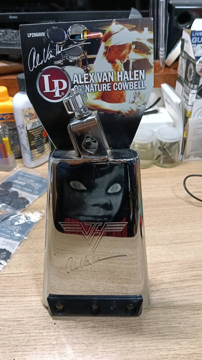 drummertobby's tweet image. やったー！！
Alex Van Halen signature cowbellゲト！
AVHマニアには堪らない1品！今度FUN HALENのライブで使おう！
このカウベルは、LPの商品です。
#モリダイラ楽器
#LP