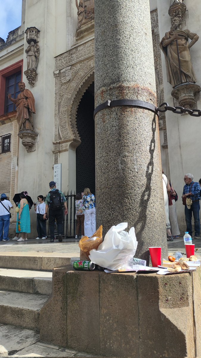 Epokhe97's tweet photo. Turismo de calidad supongo. Dejando Sevilla hecha un basural. Se ve que tienen vía libre por parte de las autoridades para tomar la ciudad a su antojo. https://t.co/j2D3PY6kZV
