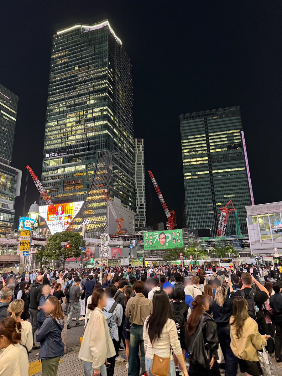 渋谷に行ったけどいつもの土曜の夜よりも人が多くてハチ公に近づけなかった。
バスの向こうあたりにいる。