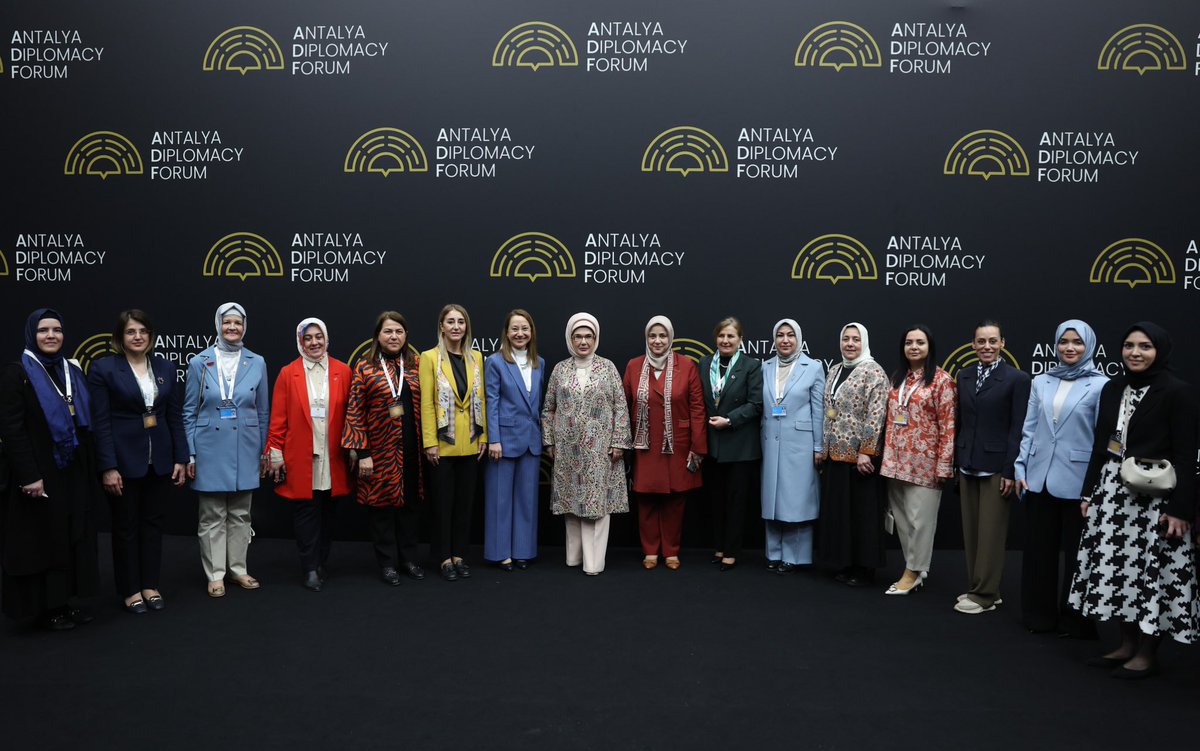 tugbaisikercan's tweet photo. 📍 Antalya Diplomasi Forumu (ADF)

Saygıdeğer @EmineErdogan Hanımefendi’nin ev sahipliğinde düzenlenen “Filistin İçin Tek Yürek: Eğitimde Yıkıma Karşı Geleceği Korumak” paneline katıldık.

İnanıyoruz ki; küresel vicdanın bu ortak çabası, bölgedeki acıların dinmesine ve kalıcı bir barışın inşasına en güçlü desteği sunacaktır.

Bu anlamlı ve kıymetli buluşma vesilesiyle Saygıdeğer Hanımefendi’ye şükranlarımı arz ediyorum.

@AntalyaDF #ADF2026