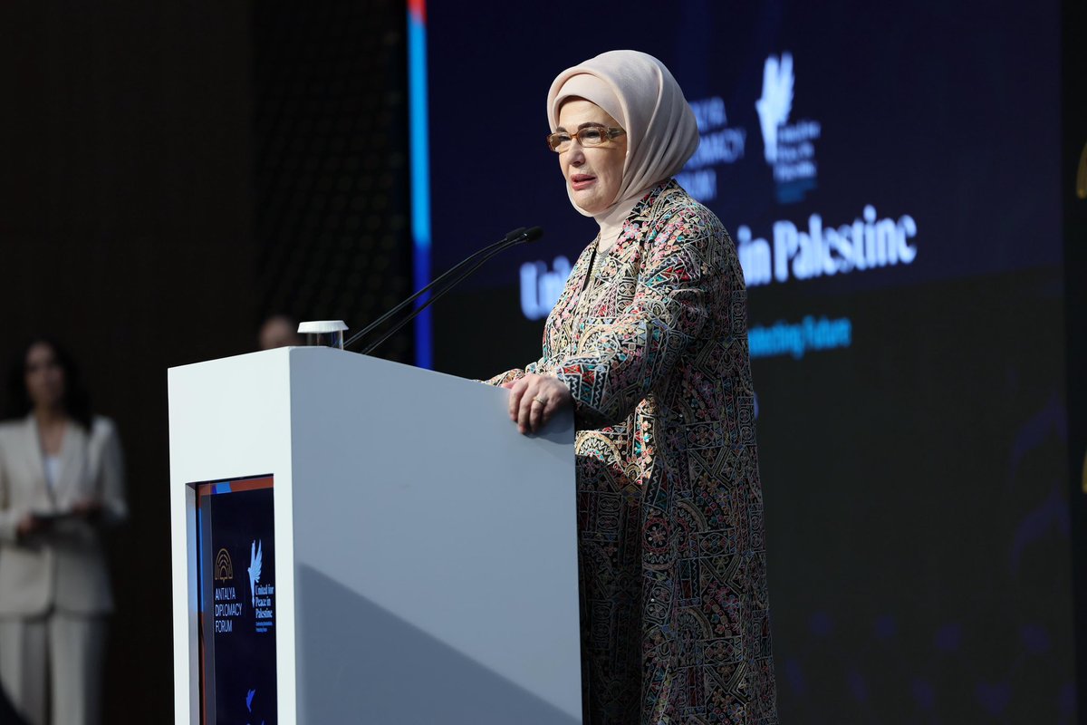 tugbaisikercan's tweet photo. 📍 Antalya Diplomasi Forumu (ADF)

Saygıdeğer @EmineErdogan Hanımefendi’nin ev sahipliğinde düzenlenen “Filistin İçin Tek Yürek: Eğitimde Yıkıma Karşı Geleceği Korumak” paneline katıldık.

İnanıyoruz ki; küresel vicdanın bu ortak çabası, bölgedeki acıların dinmesine ve kalıcı bir barışın inşasına en güçlü desteği sunacaktır.

Bu anlamlı ve kıymetli buluşma vesilesiyle Saygıdeğer Hanımefendi’ye şükranlarımı arz ediyorum.

@AntalyaDF #ADF2026