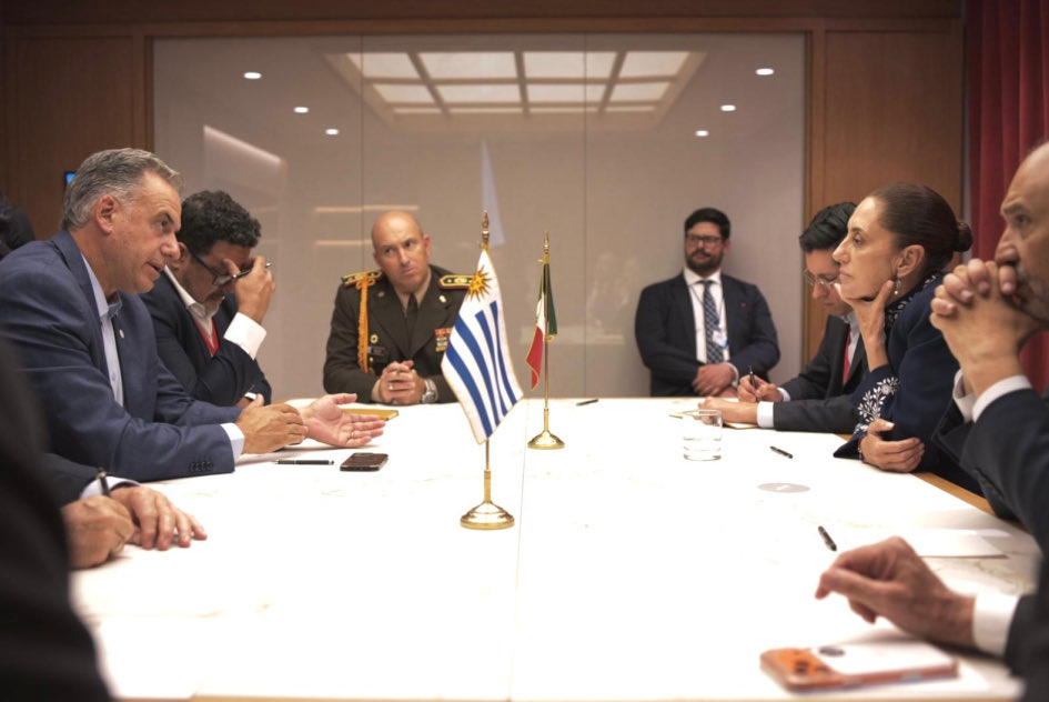 🇺🇾🇲🇽Uruguay y México reafirman vínculos.

Los presidentes <a href="/OrsiYamandu/">Yamandú Orsi</a> y <a href="/Claudiashein/">Claudia Sheinbaum Pardo</a> mantuvieron un encuentro en Barcelona, luego de su participación en la Cumbre en Defensa de la Democracia.

Cooperación, diálogo y el impulso a los valores democráticos, formaron parte de la