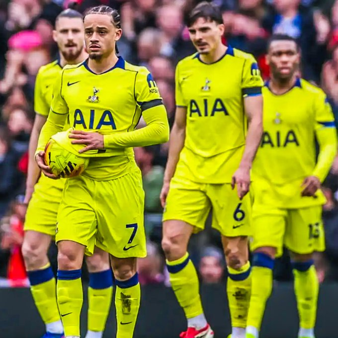 تشكيلتان رسميتان لمواجهة قوية! توتنهام: كينسكي؛ بيدرو بورو، دانسو، فان دي فين، أودوجي؛ بيسوما، بنتانكور، غالاغر؛ كولو مواني، سيمونز؛ سولانكي.. برايتون: فيربروجن؛ ويفر، فان هيكي، بوسكاجلي، كاديوغلو؛ العياري، الإجمالي؛ غوميز، هينشيلوود، مينته؛ ويلبيك 