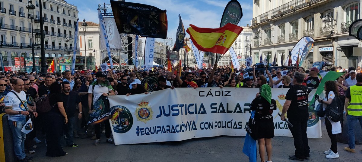 Jupol_Valencia's tweet photo. En esta familia 🫂👮🏼‍♂️👮🏼‍♀️ nadie lucha solo #18AMadrid
Seguiremos reivindicando 
#EquiparacionYa
#JubilacionDignaYa
Hasta que se nos escuche 💪🏽 https://t.co/M78yzmyb32