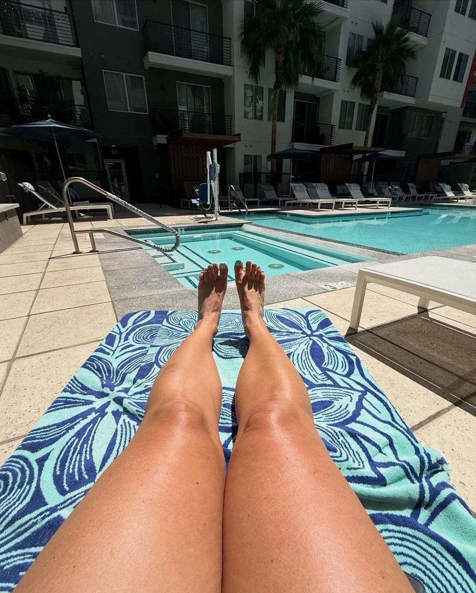BombshellErinXO's tweet image. Definitely a pool day today! 🏊‍♀️👙🍹

#poolparty #feet #bikini #pool