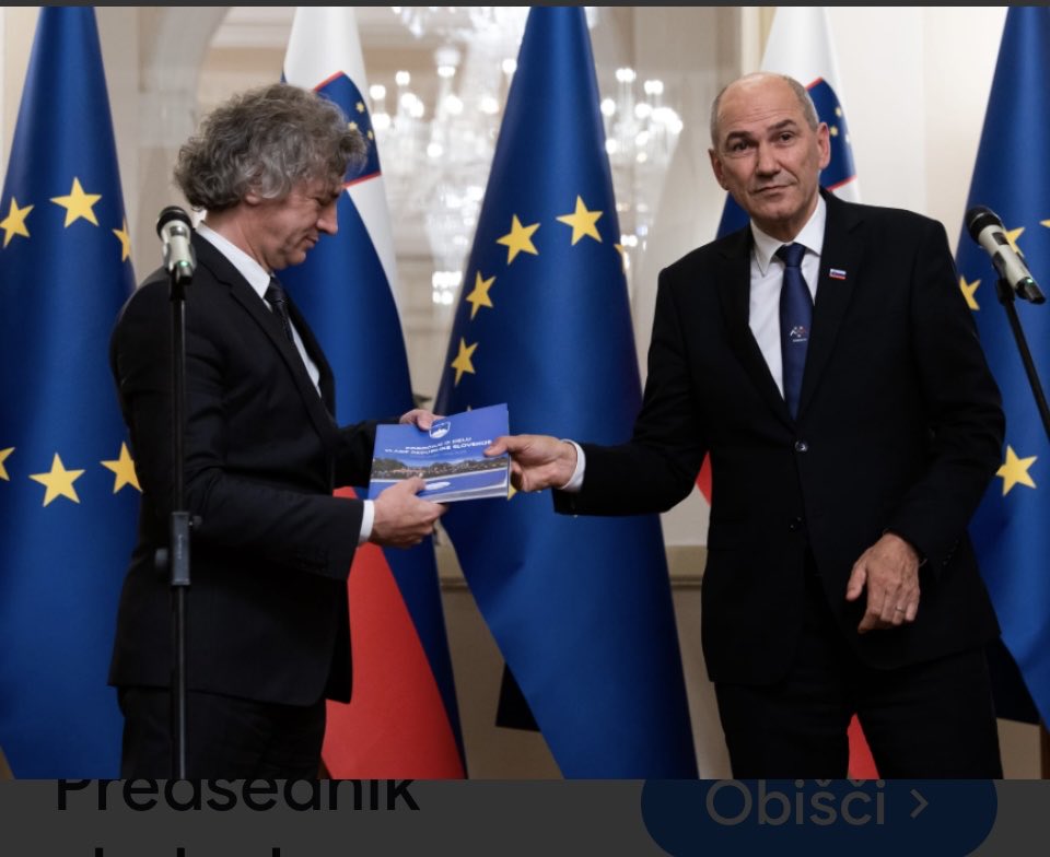 To je bilo leto 2022. 
Zdaj bo šlo v obratni smeri.
Je pa pomenljiv en detajl. Robi se oklepa dokumentov z obema rokama.😬😃