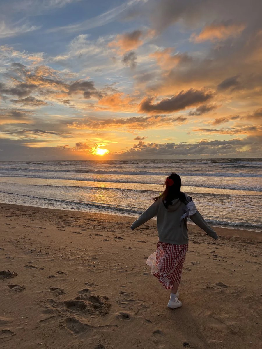 votehcok's tweet image. Chasing sunsets with iced coffee u0026 good vibes—weekend mode activated  #LeisureMoments #WeekendVibes