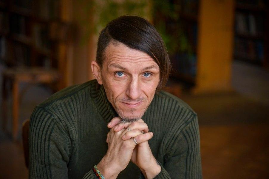 PascalouNafo's tweet photo. 🇺🇦✍️𝐔𝐍 𝐉𝐎𝐔𝐑, 𝐔𝐍 𝐇𝐄́𝐑𝐎𝐒 :✍️🇺🇦
𝐕𝐨𝐥𝐨𝐝𝐲𝐦𝐲𝐫 𝐕𝐚𝐤𝐮𝐥𝐞𝐧𝐤𝐨
Quand la guerre arrive, il ne fuit pas.
Il reste à Izium, dans une zone occupée.
Il reste pour une seule raison :
👉 son fils, atteint d’autisme.
Il continue d’écrire.
Il tient un journal, malgré la peur, malgré l’incertitude.
Puis il est arrêté.
Enlevé.
Plus tard, son corps est retrouvé dans une fosse.
Son journal, lui, avait été caché.
Enterré avant son arrestation.
On y découvre ses mots, son quotidien,
et son courage silencieux.
🕊️ Volodymyr Vakulenko n’était pas un soldat.
C’était un père. 
Un écrivain. 
Un homme resté pour protéger son enfant.
#SlavaUkraini 🇺🇦